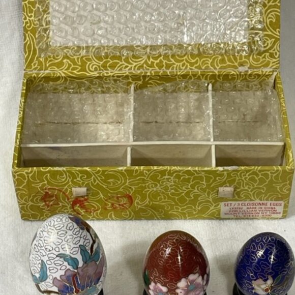 Vintage Chinese cloisonne eggs with stands in their original box. - Picture 4 of 6